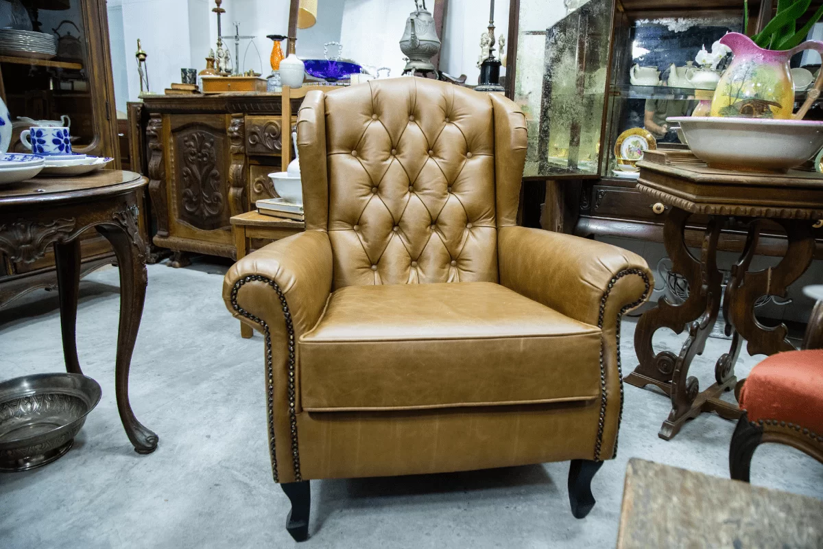 Poltrona Retrô Chesterfield em couro cor tabaco - Image 2