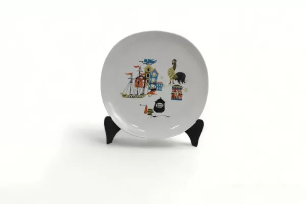 Antigo prato decorativo da Porcelana Saler cor predominante branca com figuras representativa da época mede 19 cm de circunferência