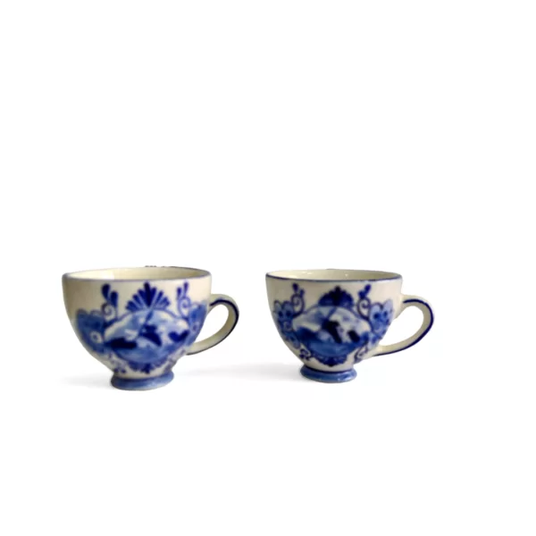 Par de xícaras de café azul Delft com moinho de vento típica paisagem holandesa em padrão de flores