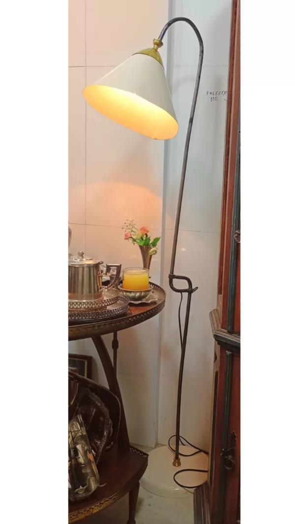 Abajur de chão em metal regulável, cúpula cor bege e dourado