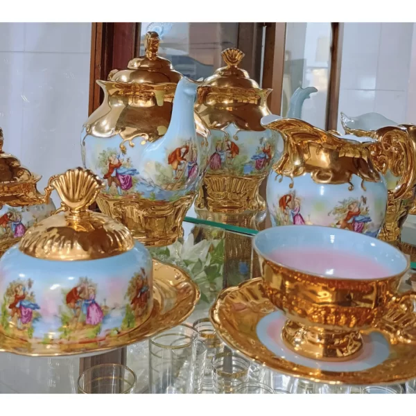Jogo de chá completo em porcelana ricamente dourado
